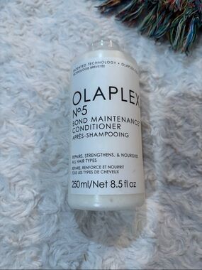 OLAPLEX No.5 Bond Maintenance Conditioner - White